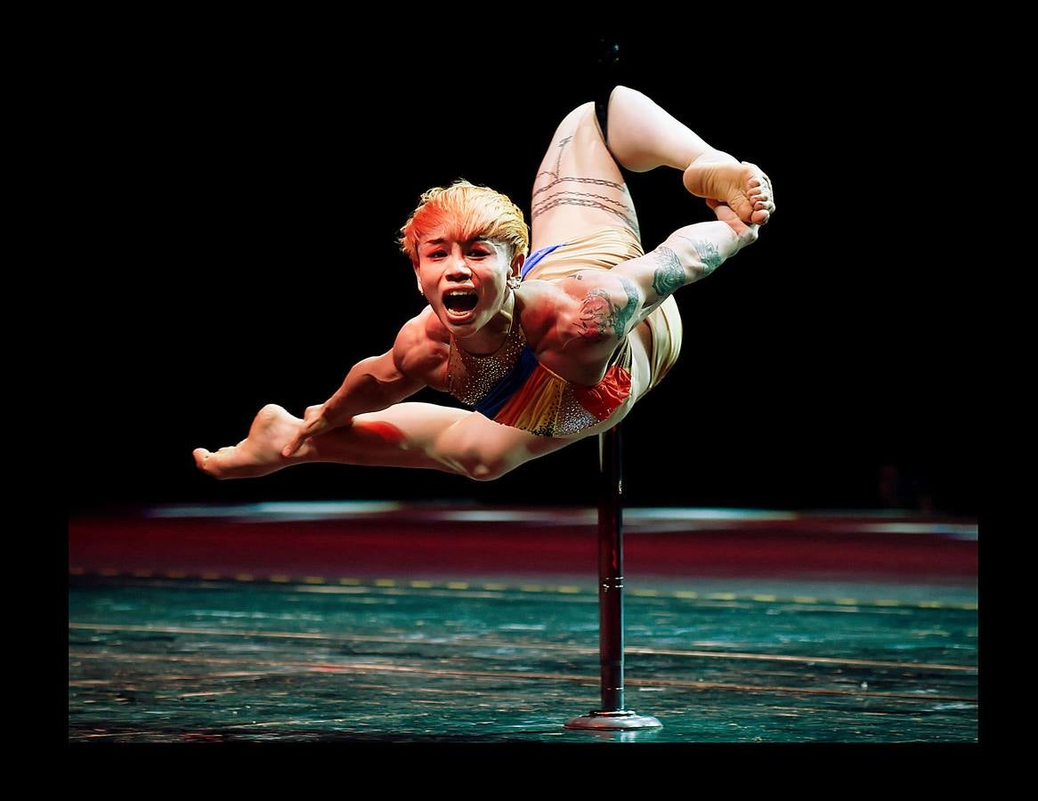 La popularidad del «Pole Dance», también conocido como baile de barra o barra americana, ha crecido extraordinariamente en los últimos años. En la actualidad es reconocido como una forma de arte escénico y de gimnasia aeróbica y anaeróbica que se practica en escuelas de gimnasia de todo el mundo. En 2005 se celebró el primer campeonato mundial de Pole Dance en Amsterdam. La World Pole Federation, que aglutina a más de 40 países, eligió este año como escenario de la competición la ciudad china de Tianjin, donde están tomadas las fotografías.