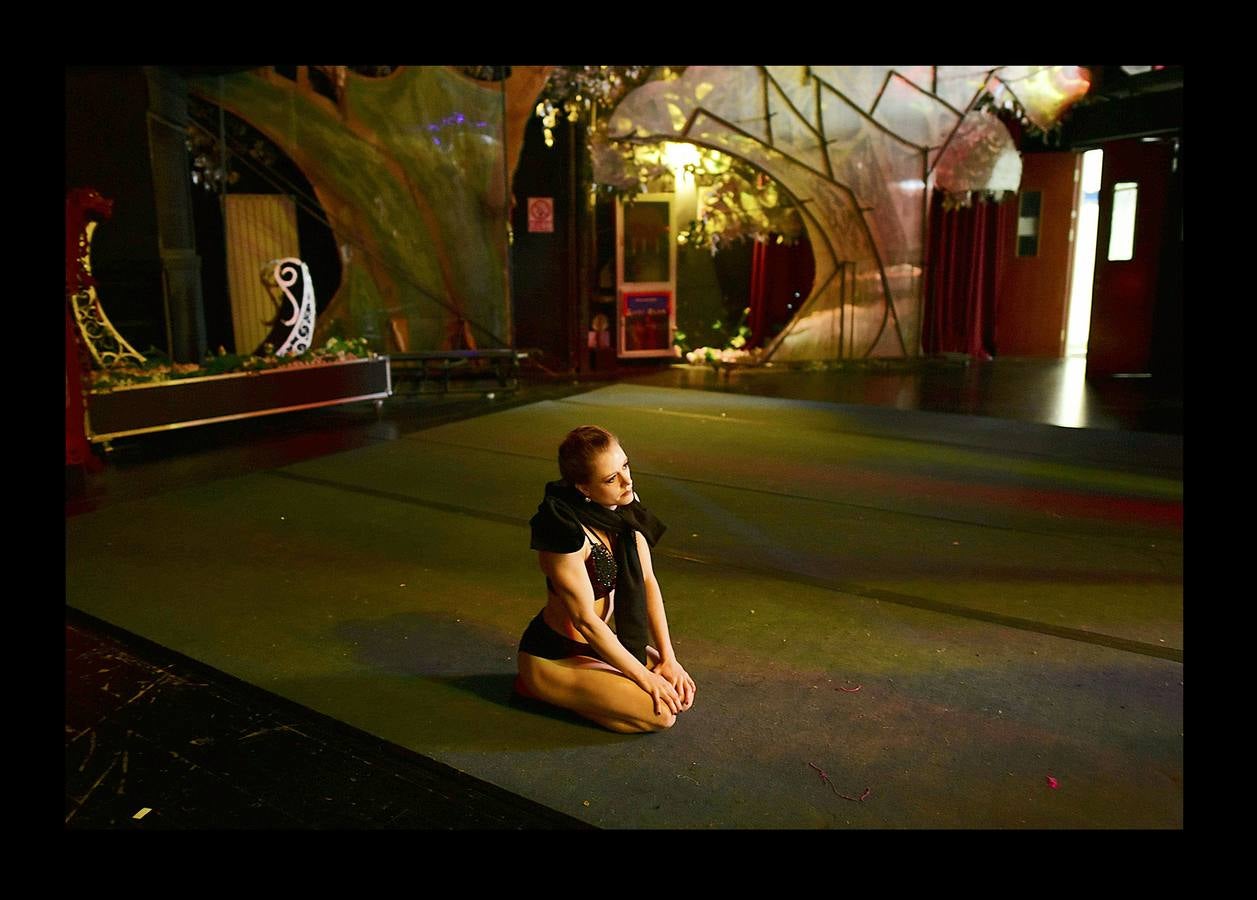 La popularidad del «Pole Dance», también conocido como baile de barra o barra americana, ha crecido extraordinariamente en los últimos años. En la actualidad es reconocido como una forma de arte escénico y de gimnasia aeróbica y anaeróbica que se practica en escuelas de gimnasia de todo el mundo. En 2005 se celebró el primer campeonato mundial de Pole Dance en Amsterdam. La World Pole Federation, que aglutina a más de 40 países, eligió este año como escenario de la competición la ciudad china de Tianjin, donde están tomadas las fotografías.