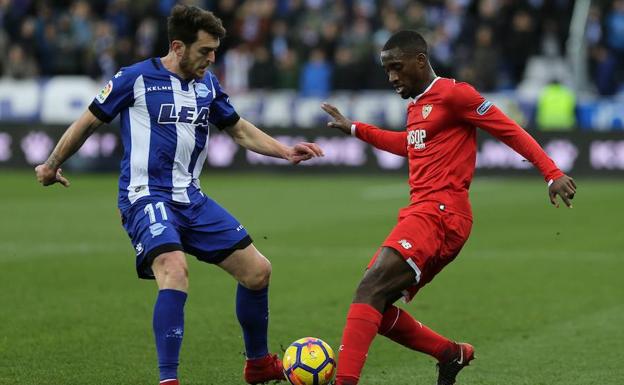 Ibai Gómez disputa un balón contra el Sevilla.