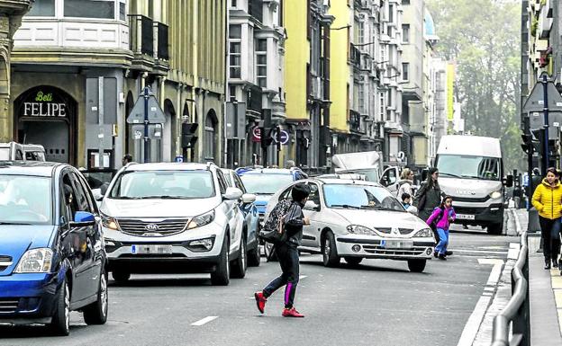 Vista de la calle Manuel Iradier, por donde circulan 9.000 vehículos diarios. 