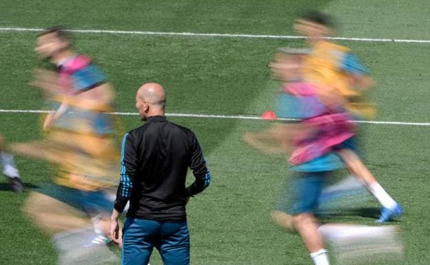 Zinedine Zidane observa a sus jugadores durante un entrenamiento del Real Madrid previo a la final de la Champions contra el Liverpool.