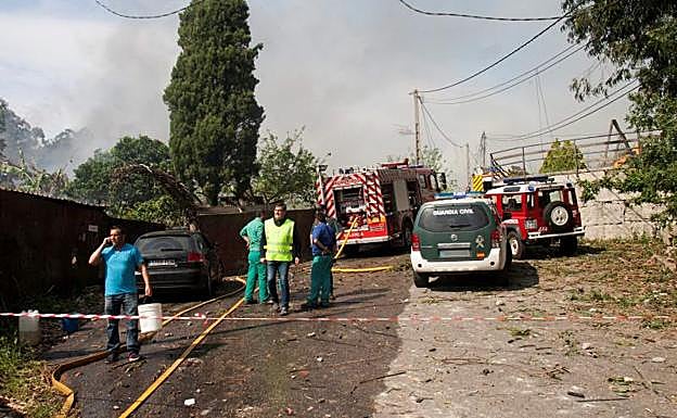 Imagen principal - Servicios de emergencia, en el lugar del suceso.