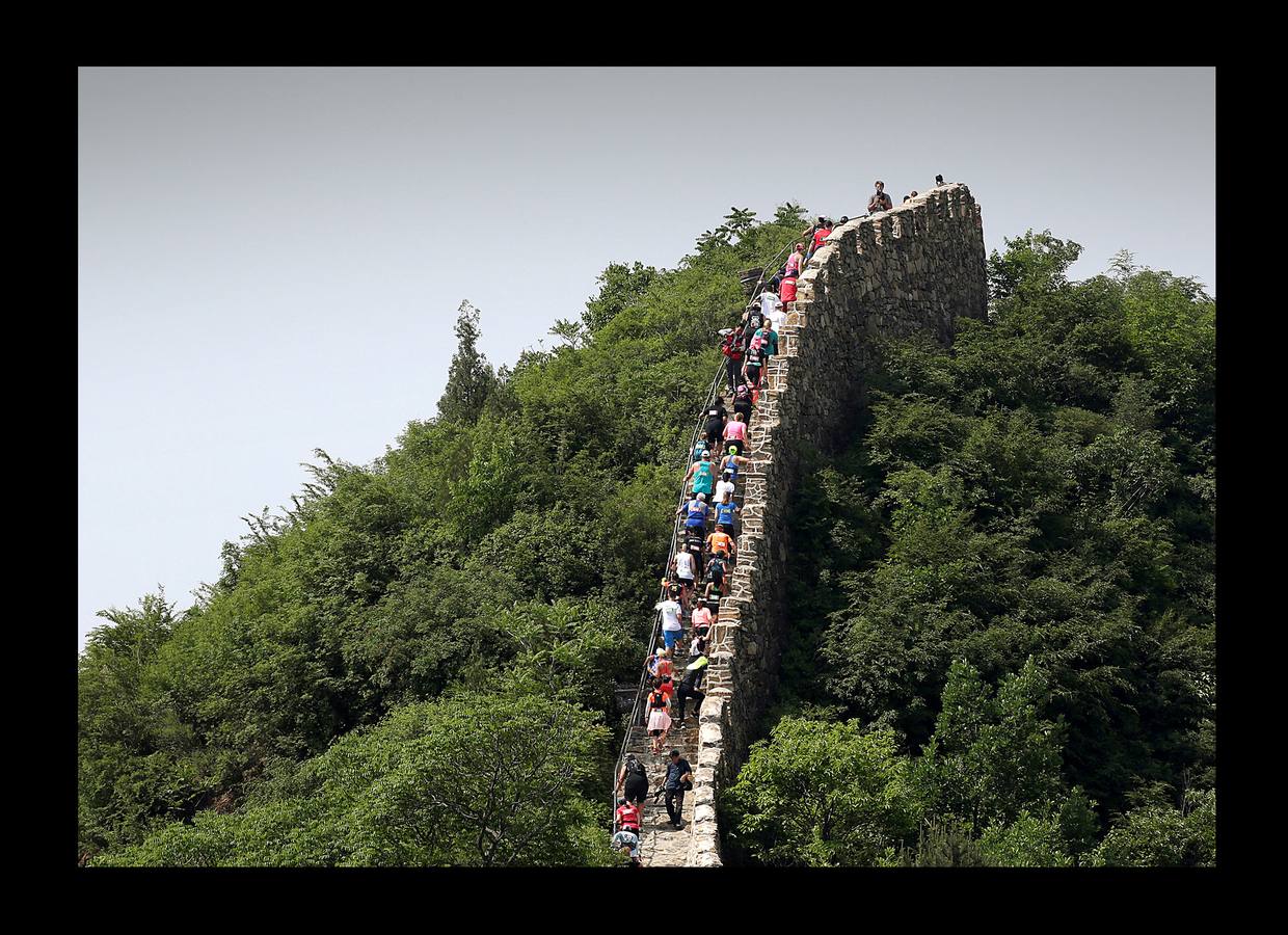 Desde su creación en 1999, el maratón de la Gran Muralla china ha sido considerado como una de las pruebas más difíciles. La competición se desarrolla en el pintoresco escenario de Huangyaguan, en la provincia de Tianjin, China. Más de 2500 corredores de 60 países participaron en la edición del año pasado en esta maravilla del mundo, que comenzó a construirse en el año 215 A.C. bajo las órdenes del emperador Qin Shi Huangdi. Los factores climáticos y los interminables escalones (un total de 5.164, de altura y ancho variable) provocan que los tiempos para completar la prueba nunca hayan bajado de las tres horas. El actual ganador, el polaco Marcin Swierc, cruzó la meta en 3 horas, 14 minutos y 34 segundos.