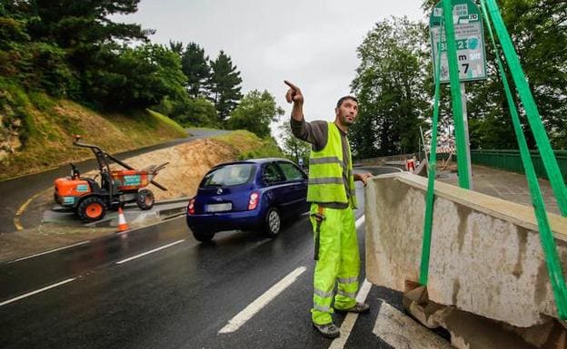 Los operarios trabajan en la locolación de los semáforos en la zona de acceso al cementerio. 