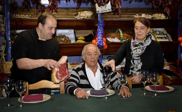 Miguel Ángel, José Luis Pérez y Sonsoles en una de las mesas del comedor-trastienda del local.