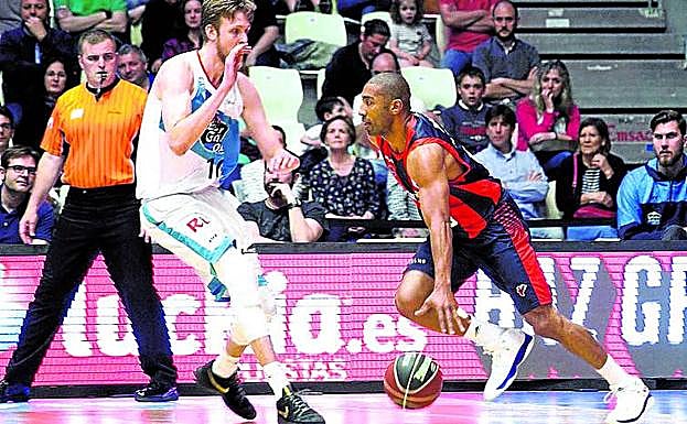 Granger intenta desbordar a Nick Spires, del Obradoiro. 