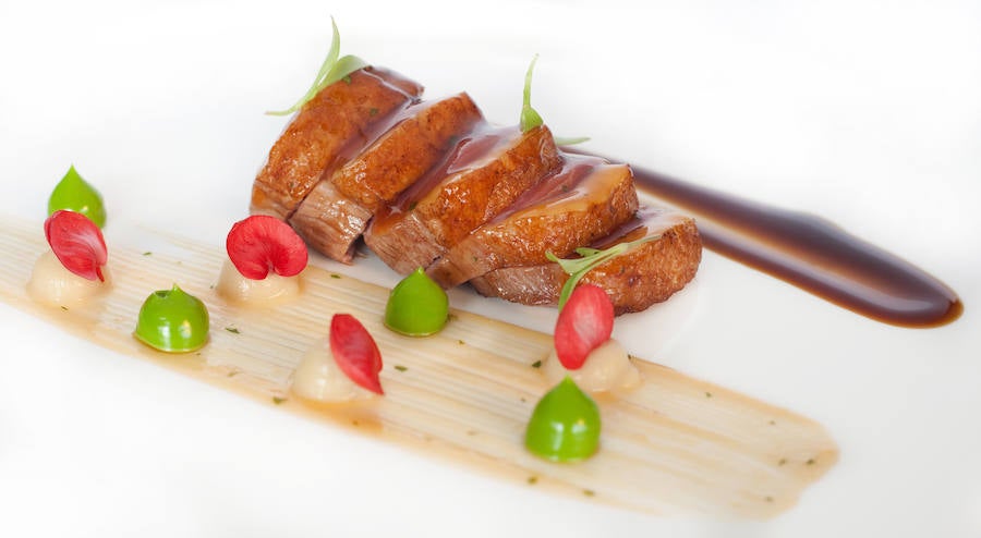 Pato a la brasa, manzana y perejil.