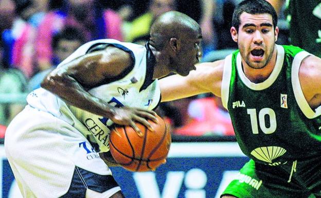 Bennett defendido por Cabezas durante la serie final de la temporada 2001-02. 