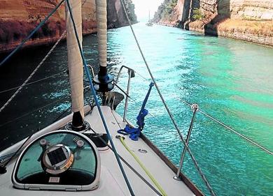 Imagen secundaria 1 - Un largo entrenamiento. Los navegantes que emularán a Juan Sebastián Elcano ya han comenzado a realizar travesías para entrenarse y elegir el barco con el que darán la vuelta al mundo. En las imágenes, los tripulantes descansan en una cala del Adriático, atraviesan el canal de Corinto, navegan por el Atlántico o manejan el sextante.