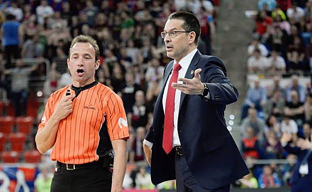 El entrenador del Baskonia, Pedro Martínez, durante un partido de la Liga Endesa.
