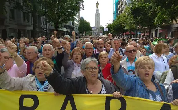 Un grupo de mujeres porta la pancarta que encabezó la manifestación de Bilbao.