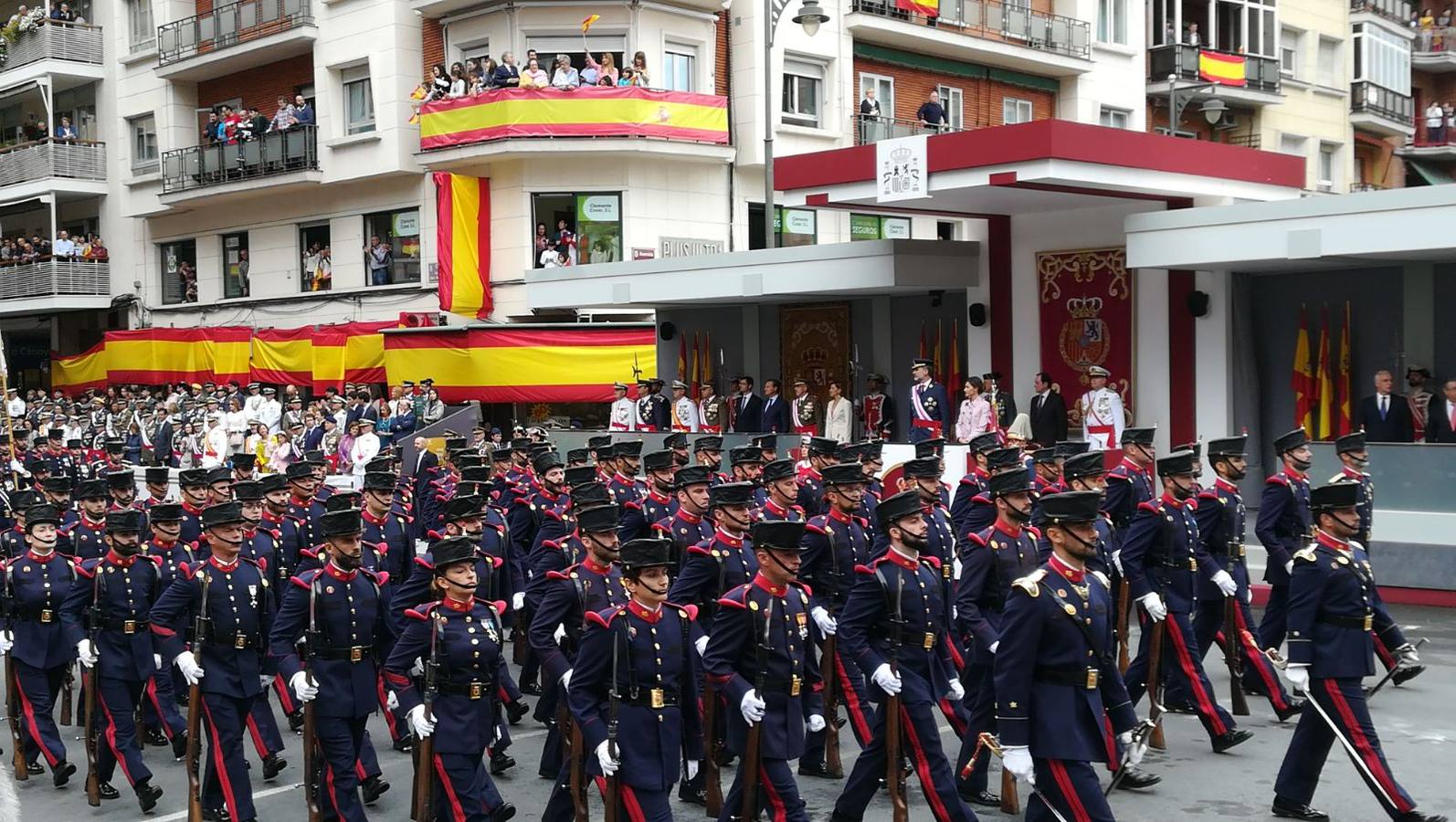 El Rey, vestido con uniforme del Ejército del Aire, ha recibido los honores de ordenanza y pasado revista a un batallón de honores de la Guardia Real