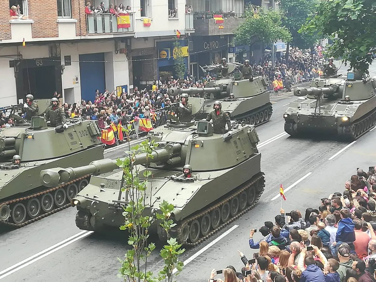 El Rey, vestido con uniforme del Ejército del Aire, ha recibido los honores de ordenanza y pasado revista a un batallón de honores de la Guardia Real