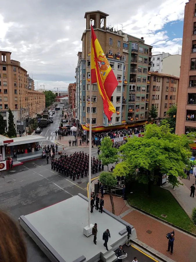 El Rey, vestido con uniforme del Ejército del Aire, ha recibido los honores de ordenanza y pasado revista a un batallón de honores de la Guardia Real