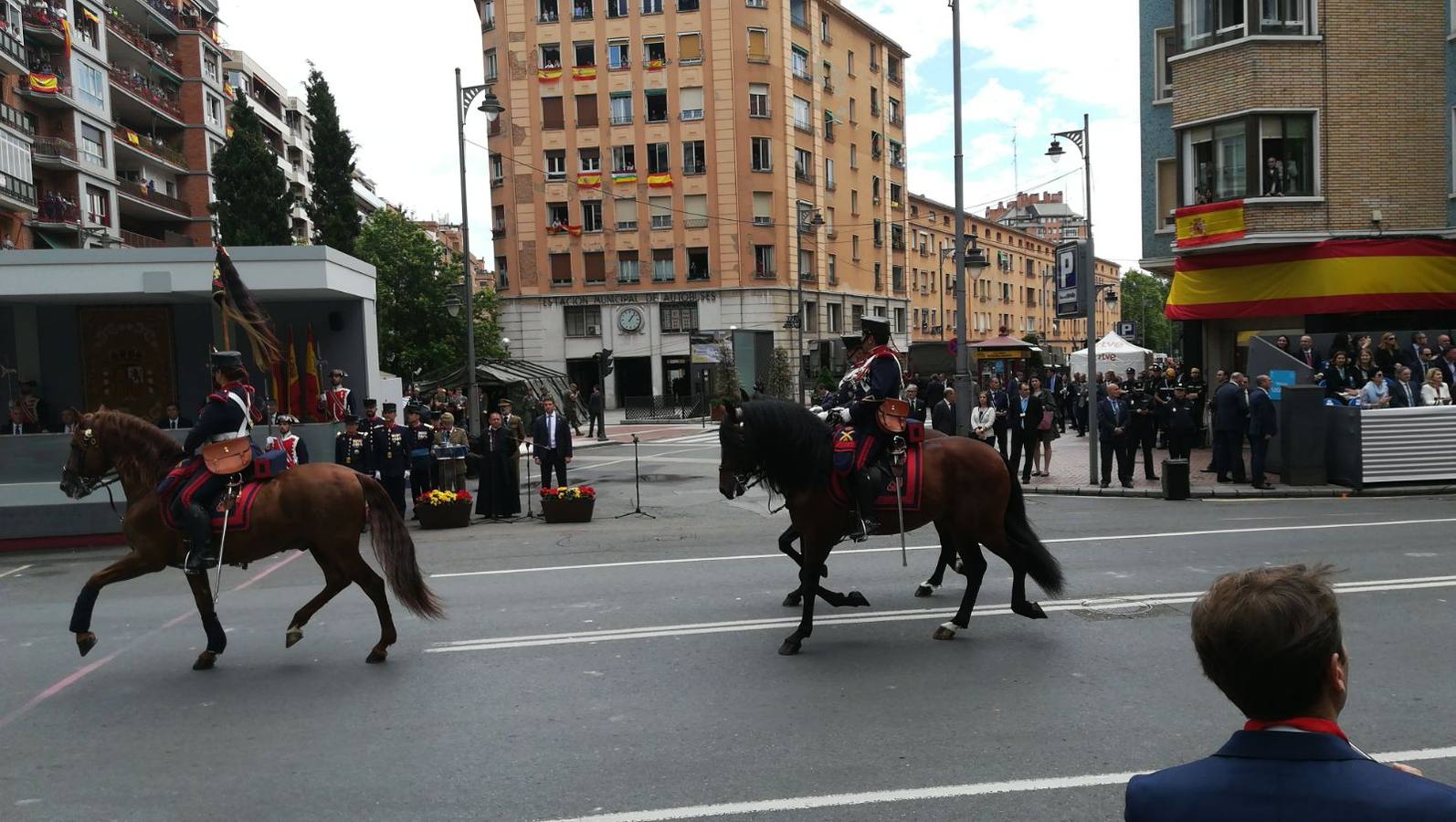 El Rey, vestido con uniforme del Ejército del Aire, ha recibido los honores de ordenanza y pasado revista a un batallón de honores de la Guardia Real