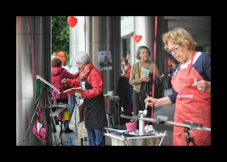 El festival musical Hirian en Bilbao La Vieja y numerosas actividades repartidas por la ciudad convirtieron la jornada en una fiesta 