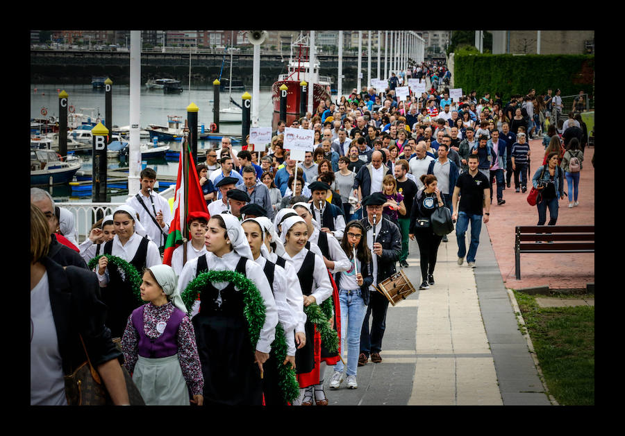 Más de 100.000 personas disfrutan del Ibilaldia, una jornada para sacar a las calles una lengua vasca que las instituciones se comprometen a difundir con la mejora del sistema de enseñanza