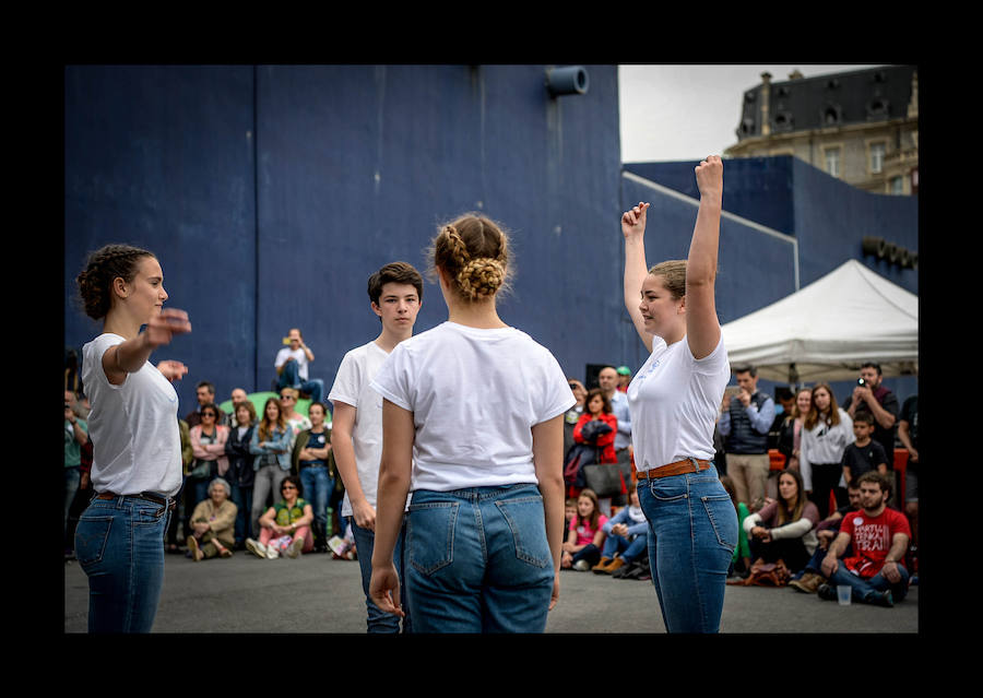 Más de 100.000 personas disfrutan del Ibilaldia, una jornada para sacar a las calles una lengua vasca que las instituciones se comprometen a difundir con la mejora del sistema de enseñanza
