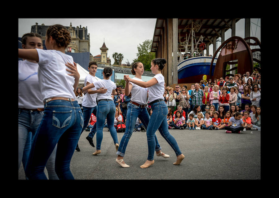 Más de 100.000 personas disfrutan del Ibilaldia, una jornada para sacar a las calles una lengua vasca que las instituciones se comprometen a difundir con la mejora del sistema de enseñanza