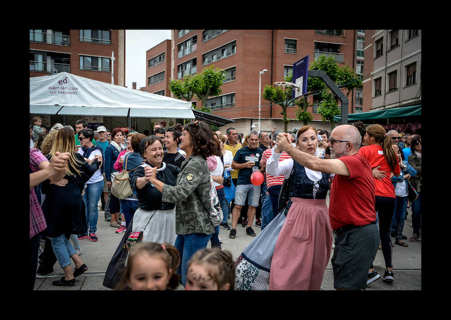 Más de 100.000 personas disfrutan del Ibilaldia, una jornada para sacar a las calles una lengua vasca que las instituciones se comprometen a difundir con la mejora del sistema de enseñanza