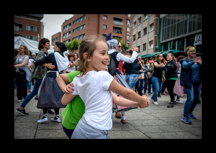 Más de 100.000 personas disfrutan del Ibilaldia, una jornada para sacar a las calles una lengua vasca que las instituciones se comprometen a difundir con la mejora del sistema de enseñanza