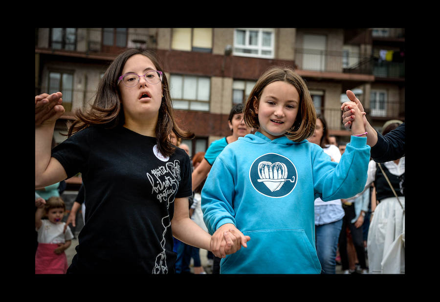 Más de 100.000 personas disfrutan del Ibilaldia, una jornada para sacar a las calles una lengua vasca que las instituciones se comprometen a difundir con la mejora del sistema de enseñanza