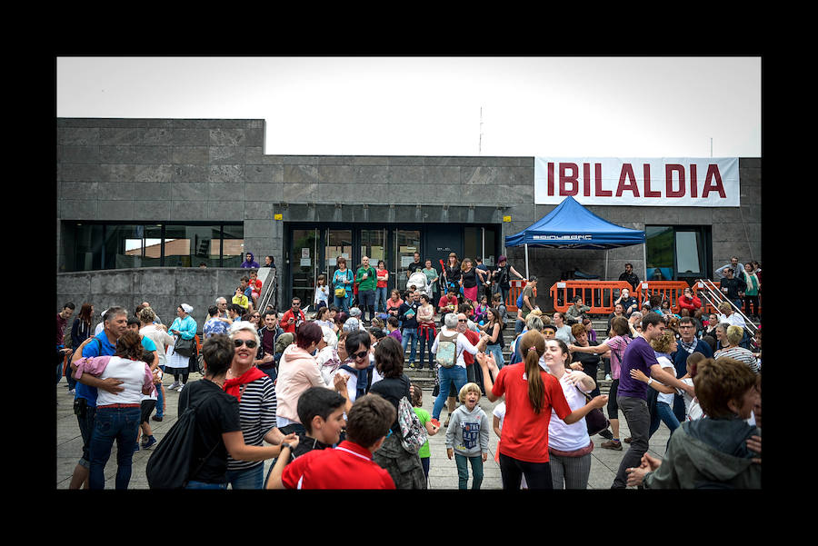 Más de 100.000 personas disfrutan del Ibilaldia, una jornada para sacar a las calles una lengua vasca que las instituciones se comprometen a difundir con la mejora del sistema de enseñanza