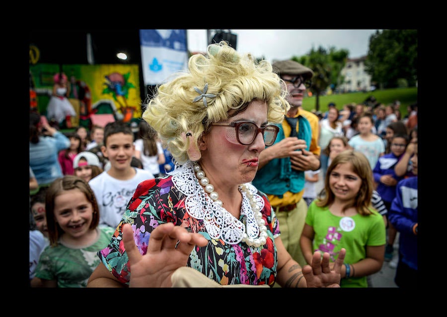 Más de 100.000 personas disfrutan del Ibilaldia, una jornada para sacar a las calles una lengua vasca que las instituciones se comprometen a difundir con la mejora del sistema de enseñanza