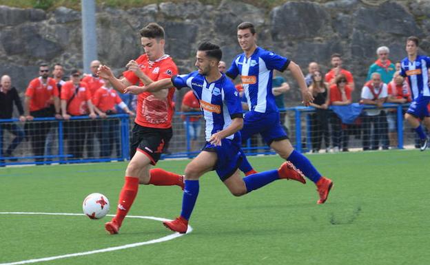 El albiazul Dani Iglesias, en un lance del partido ante el Laredo que se ha disputado este domingo en Ibaia.