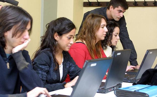 Estudiantes de la Universidad de La Rioja trabajan en clase con ordenadores portátiles.