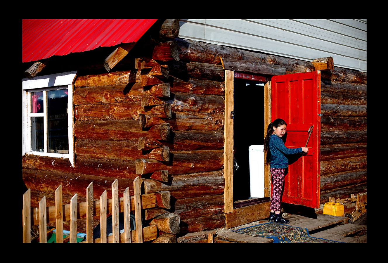 Los Dukha son un pueblo que sobrevive de la caza y pastoreando renos en las montañas Sayan, en Mongolia, una zona que se extiende a ambos lados de la frontera con Rusia. En 2012 el gobierno decidió que buena parte de sus tierras se convirtieran en parque nacional para proteger el ecosistema. La medida acabó con cuotas de caza establecidas en la era soviética, que permitían su sustento y la conservación de la vida natural, y los forzó a capturar animales como el alce y el ciervo rojo en un número que hacía difícil su subsistencia. Ahora, los Dukha reciben una compensación por la prohibición de la caza, pero muchos sienten que han perdido su identidad. 