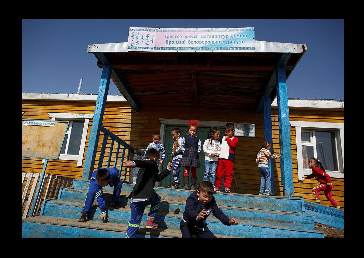 Los Dukha son un pueblo que sobrevive de la caza y pastoreando renos en las montañas Sayan, en Mongolia, una zona que se extiende a ambos lados de la frontera con Rusia. En 2012 el gobierno decidió que buena parte de sus tierras se convirtieran en parque nacional para proteger el ecosistema. La medida acabó con cuotas de caza establecidas en la era soviética, que permitían su sustento y la conservación de la vida natural, y los forzó a capturar animales como el alce y el ciervo rojo en un número que hacía difícil su subsistencia. Ahora, los Dukha reciben una compensación por la prohibición de la caza, pero muchos sienten que han perdido su identidad. 