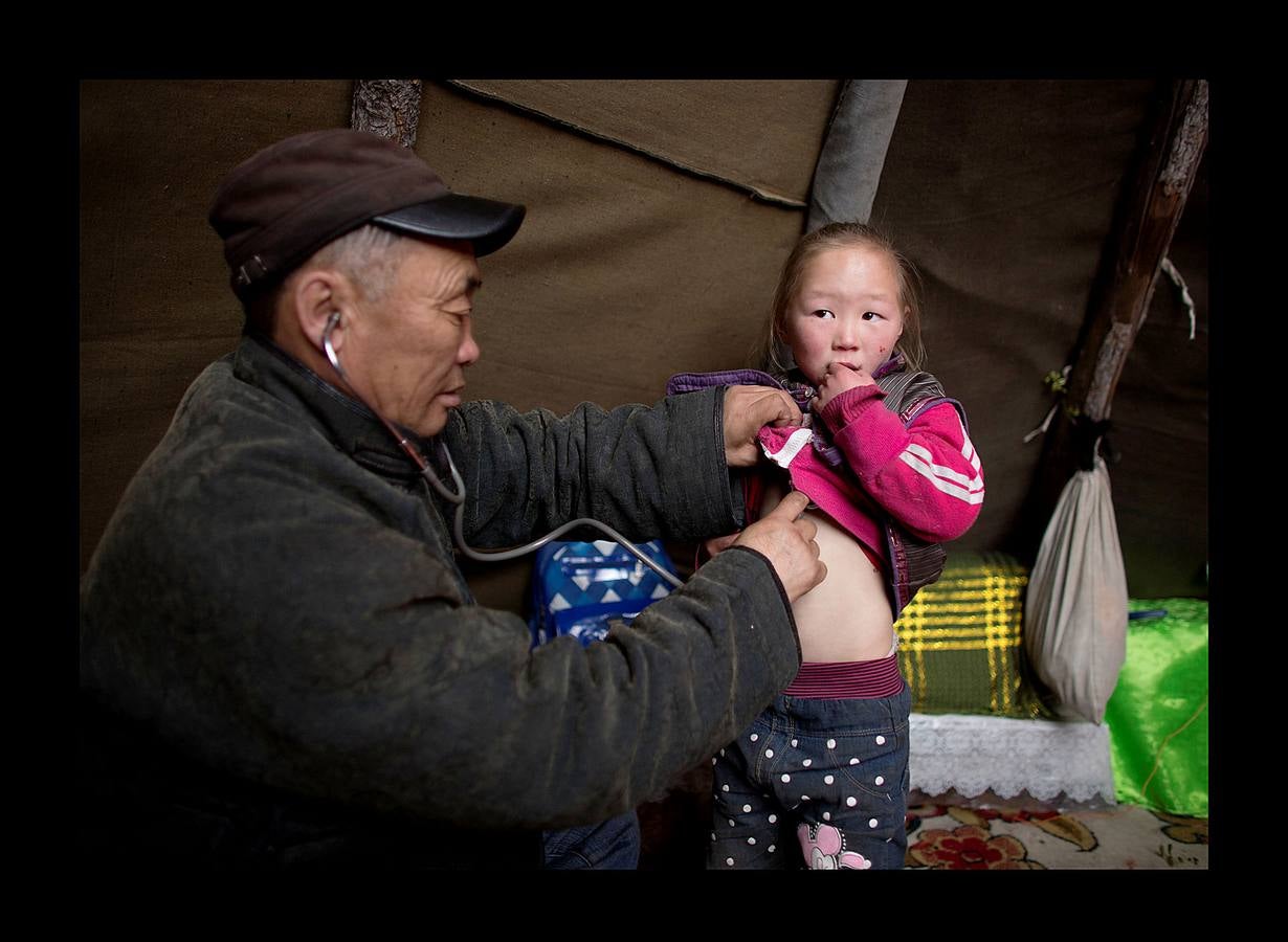 Los Dukha son un pueblo que sobrevive de la caza y pastoreando renos en las montañas Sayan, en Mongolia, una zona que se extiende a ambos lados de la frontera con Rusia. En 2012 el gobierno decidió que buena parte de sus tierras se convirtieran en parque nacional para proteger el ecosistema. La medida acabó con cuotas de caza establecidas en la era soviética, que permitían su sustento y la conservación de la vida natural, y los forzó a capturar animales como el alce y el ciervo rojo en un número que hacía difícil su subsistencia. Ahora, los Dukha reciben una compensación por la prohibición de la caza, pero muchos sienten que han perdido su identidad. 