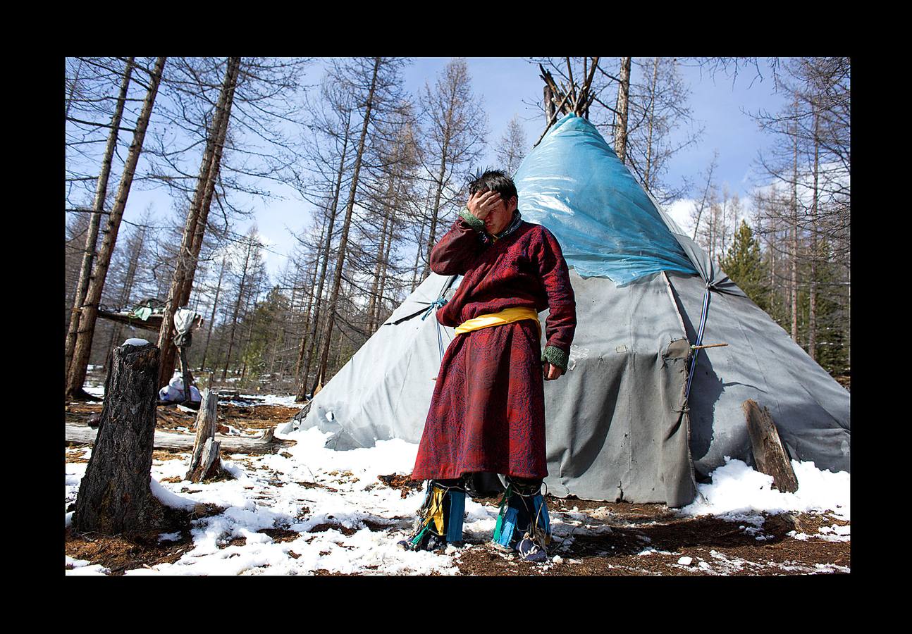 Los Dukha son un pueblo que sobrevive de la caza y pastoreando renos en las montañas Sayan, en Mongolia, una zona que se extiende a ambos lados de la frontera con Rusia. En 2012 el gobierno decidió que buena parte de sus tierras se convirtieran en parque nacional para proteger el ecosistema. La medida acabó con cuotas de caza establecidas en la era soviética, que permitían su sustento y la conservación de la vida natural, y los forzó a capturar animales como el alce y el ciervo rojo en un número que hacía difícil su subsistencia. Ahora, los Dukha reciben una compensación por la prohibición de la caza, pero muchos sienten que han perdido su identidad. 