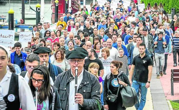 Una marea de personas inundó los cuatro puntos de encuentro que concentraban las actividades de la fiesta de las ikastolas.