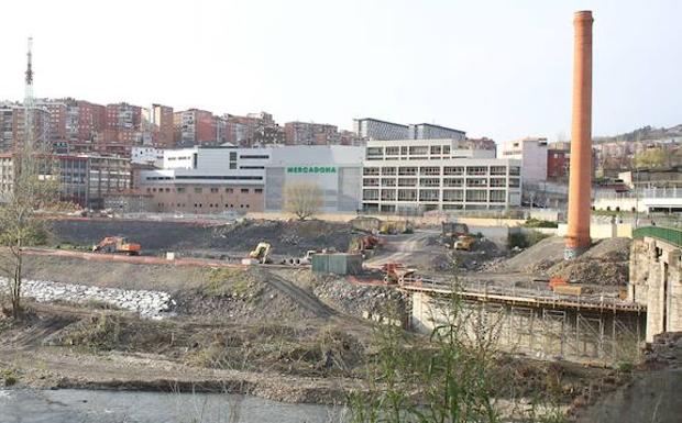 Vista de las obras de la torre de Bolueta.