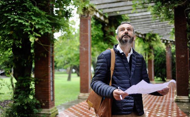 Pedro Calaza evalúa el entorno de La Pérgola.