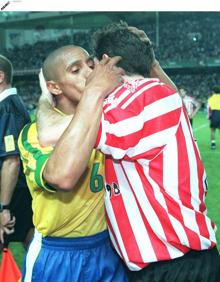 Imagen secundaria 2 - Ronaldo y Carlos García pugnan en una jugada. A continuación, el presidente de la FIFA, el brasileño Joao Havelange, con el lehendakari Ardanza y José María Arrate. Finalmente, Roberto Carlos y Lasa, excompañeros en el Real Madrid, se saludan efusivamente.