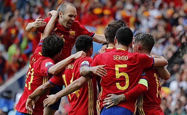 La selección española celebra un gol.