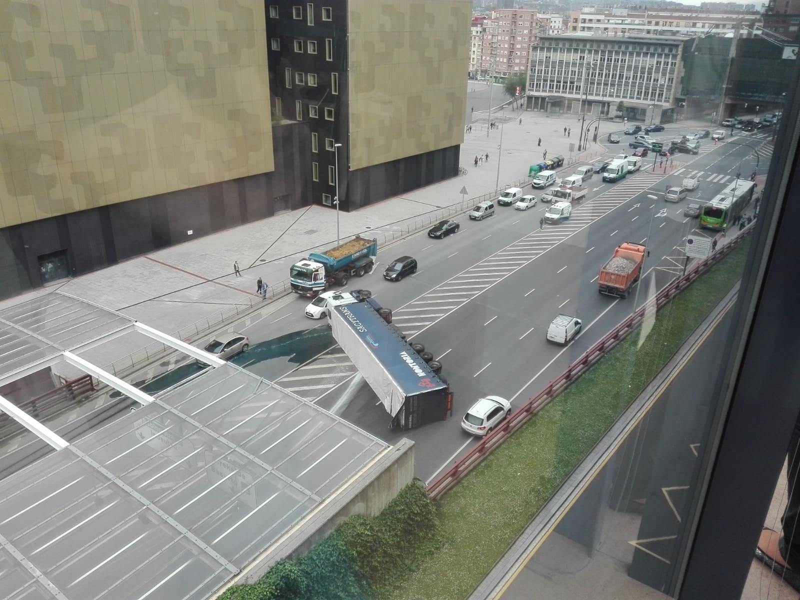 Fotos: Un camión arde en el centro de Bilbao