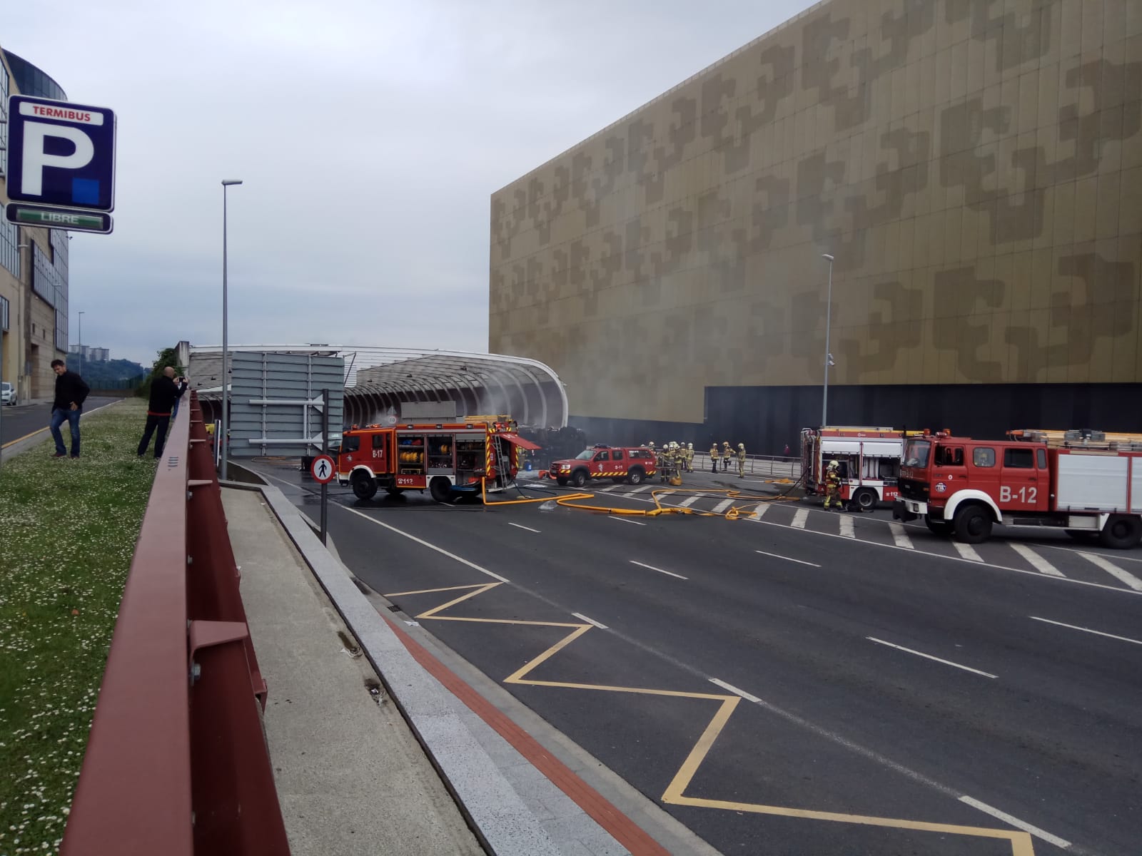 Fotos: Un camión arde en el centro de Bilbao