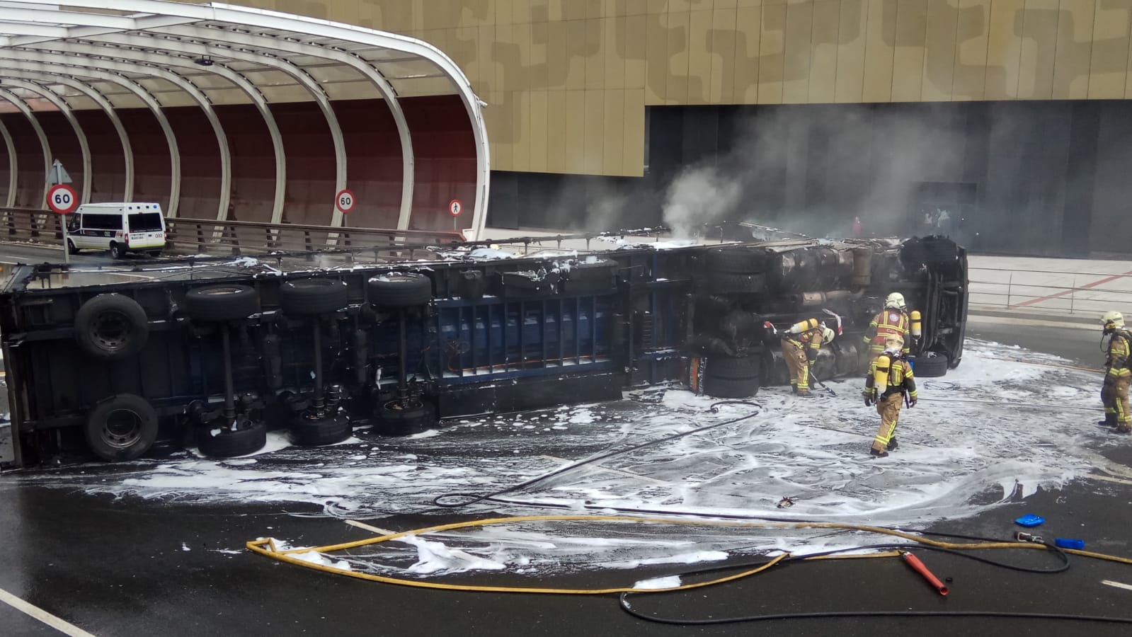 Fotos: Un camión arde en el centro de Bilbao