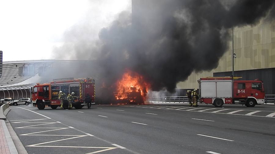 Fotos: Un camión arde en el centro de Bilbao