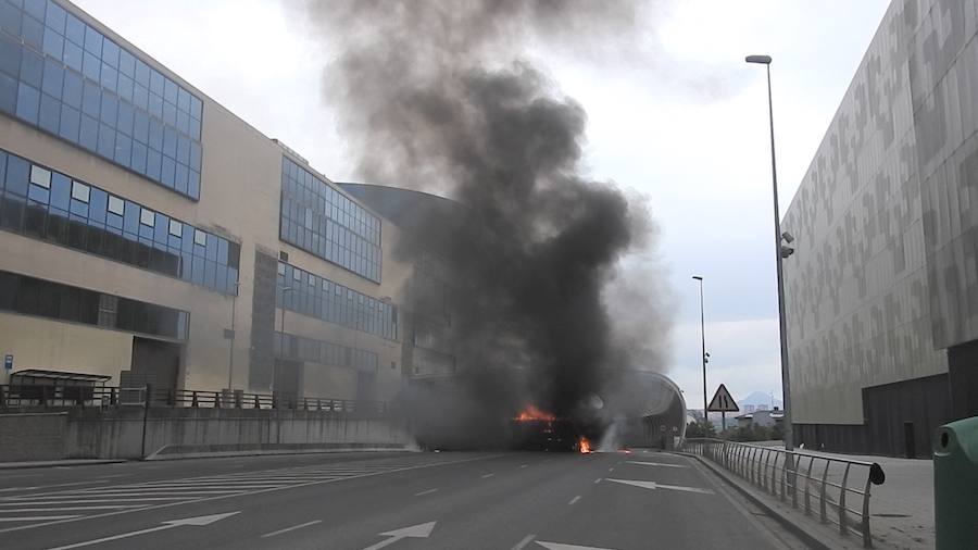 Fotos: Un camión arde en el centro de Bilbao