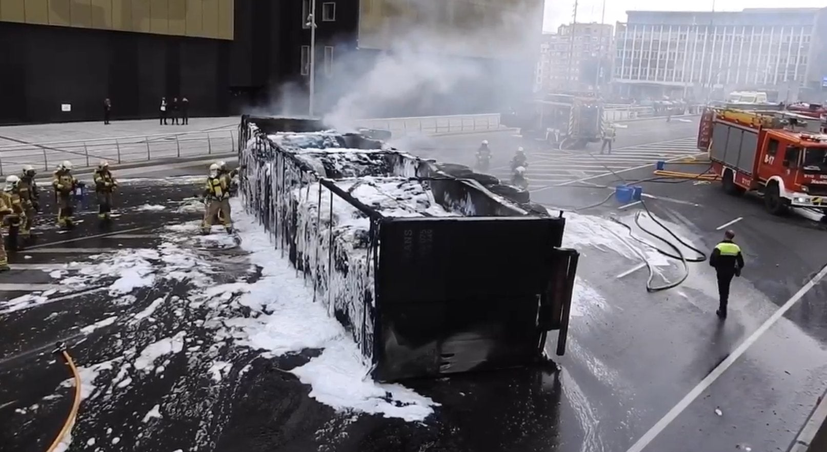 Fotos: Un camión arde en el centro de Bilbao