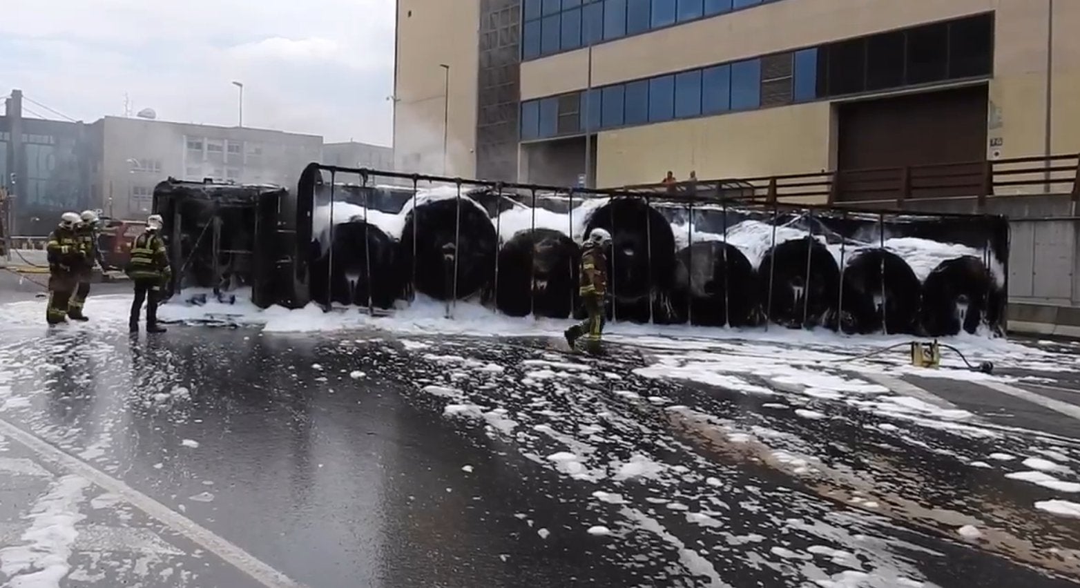 Fotos: Un camión arde en el centro de Bilbao