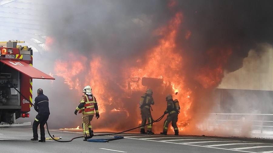 Uno de los testigos del accidente cuenta cómo lograron sacar al conductor del camión. 