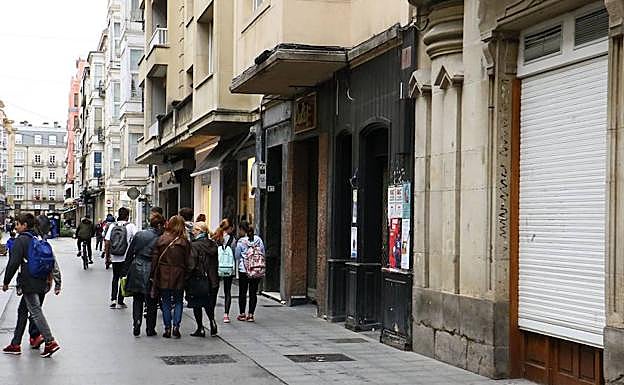 Los locales cerrados del bar Dakar, el pub Molly Malone y la tienda Gretel en San Prudencio.