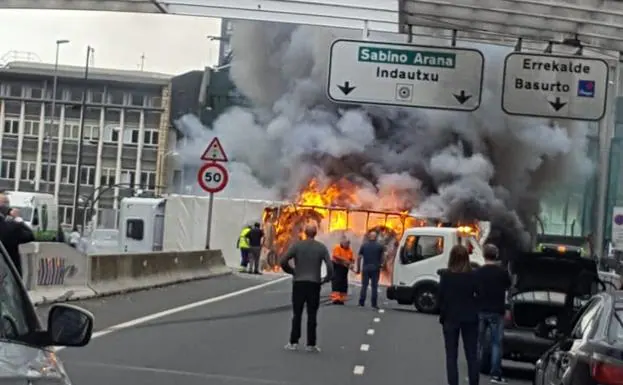 Las espectaculares imágenes del camión ardiendo en San Mamés