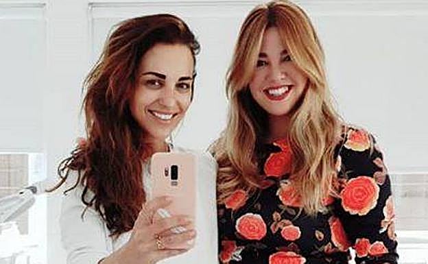 Paula Echevarría posa junto a su estilista después de someterse al retoque de cejas.